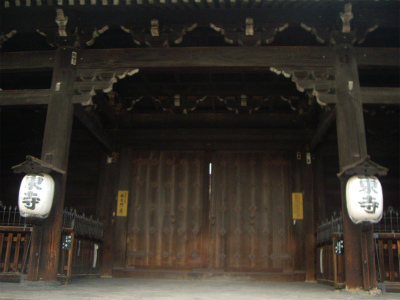 京都の東寺の門