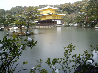 池と金閣寺
