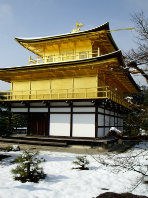 雪景色の美しい金閣寺